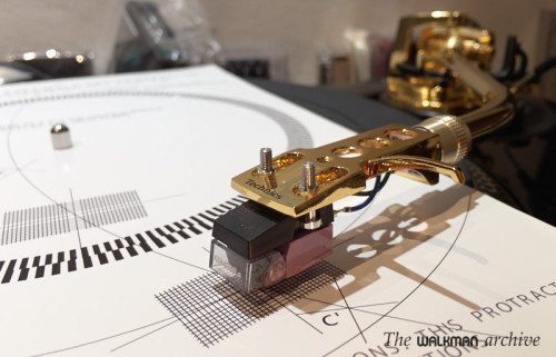 Adjustting the cartridge with the protractor, that you can download from HIFI-engine.com